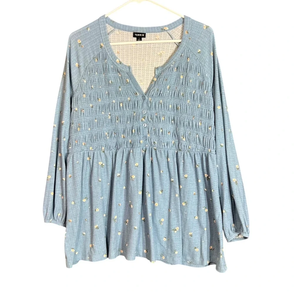 Torrid Womens 1 Plus Size Blue Floral Waffle Knit Smocked Top Henley Babydoll - Picture 2 of 11